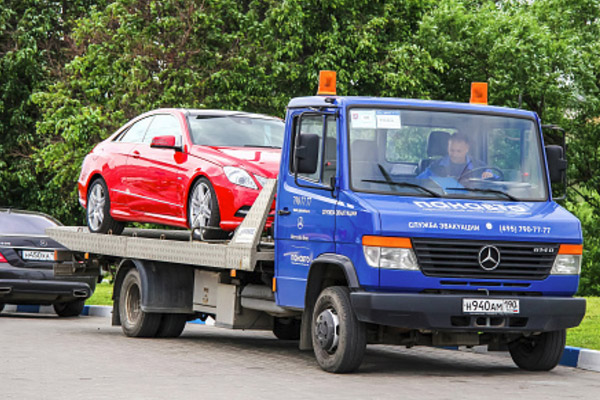 Эвакуатор забрал и повредил автомобиль